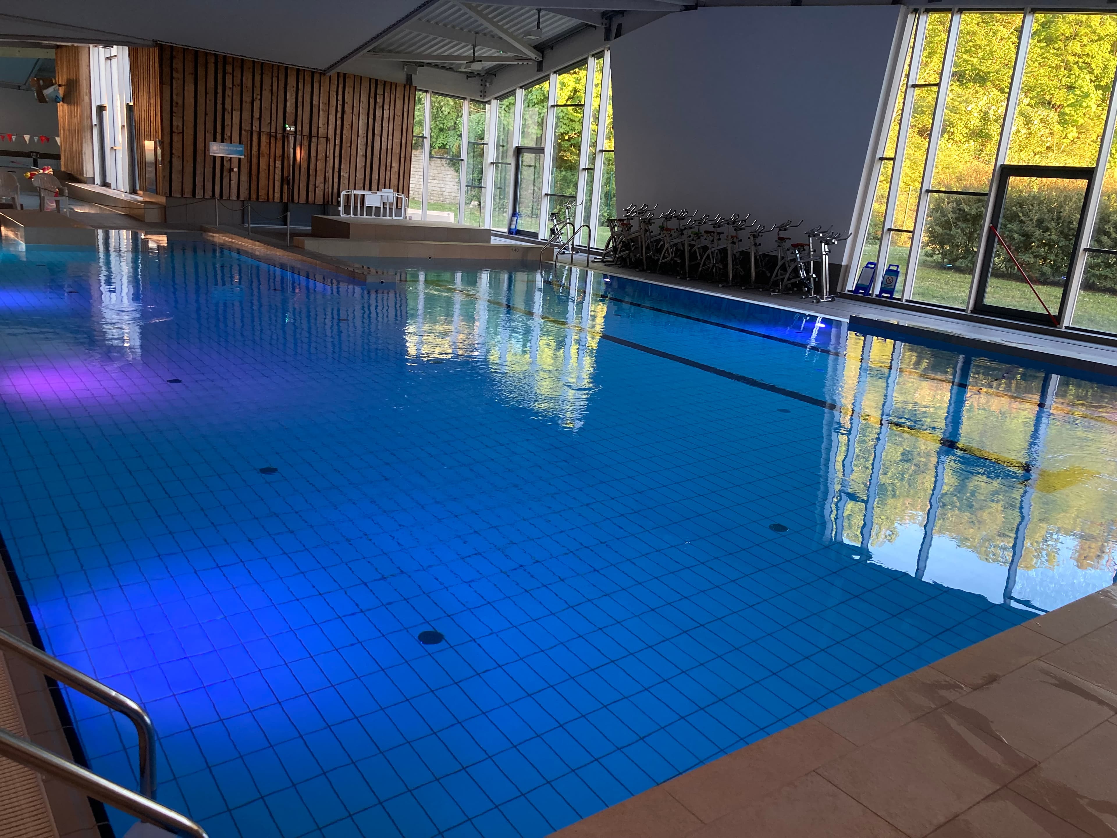 Vue de la piscine en ambiance nocturne
